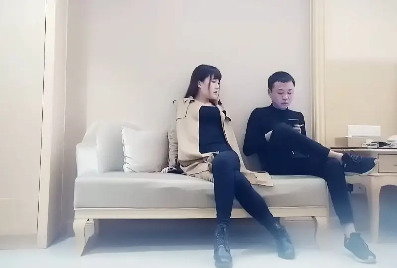 清纯苗条外围美女，红裤衩火力全开，抠舔狂干激情四射，进门到离开
