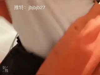 Twitter福利@奶糖jbjbjb27 童颜巨乳小嫩逼 还演示如何使用卫生棉条