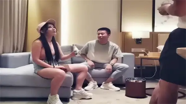 豪门夫人玩激情3P，高潮连连