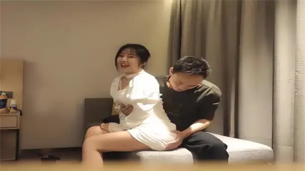 步宾探花极品白裙妹！甜美长相让人想扒光狂操