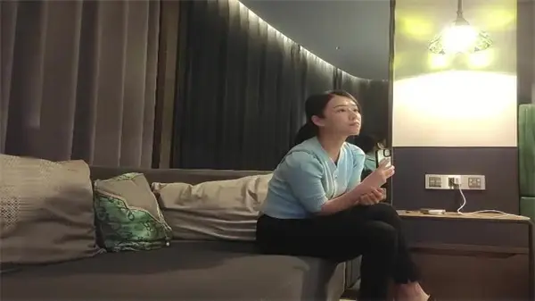 性感蓝衣外围女约炮：逼任你看，唯独禁舔穴