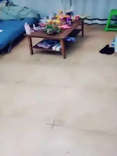 两个小姐妹玩的正嗨的时候来了一位男生开始3P