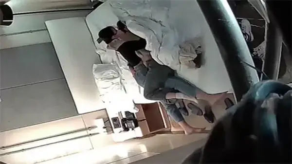 连锁酒店偷拍实录：两女同性情侣开房激情缠绵，真实上演火热女友互玩！