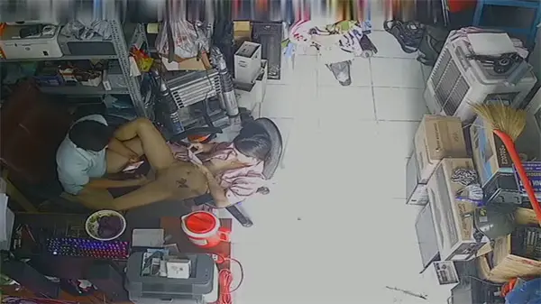 【黑客偷拍】维修店夫妻看店激情野战！监控实录高潮连连
