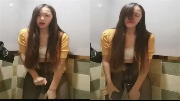 公厕黑丝御姐自慰实录！苗条身材道具玩弄湿穴，淫声浪语互动挑逗，高潮喷水！