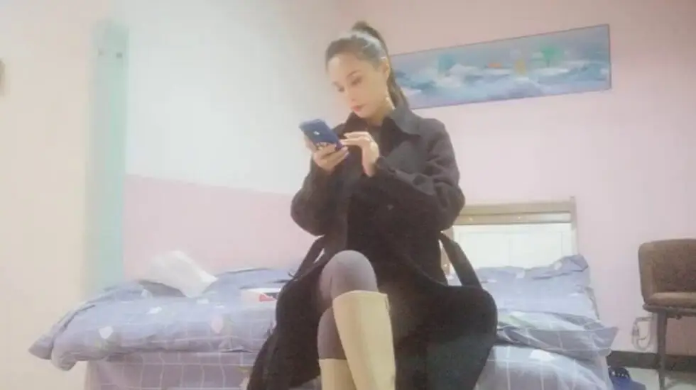 大长腿高马尾御姐美乳翘臀紧身裤,扒掉裤子摸穴张开双腿猛操,骑乘呻吟一脸享受