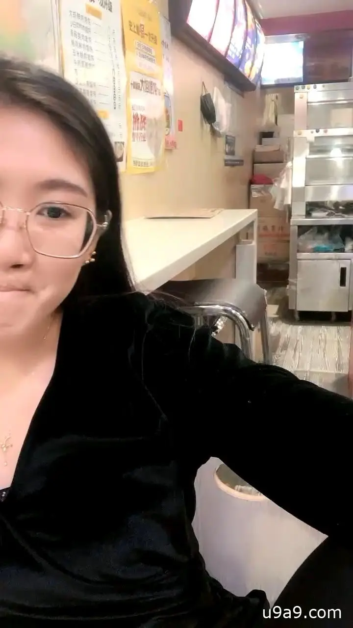 炸鸡店骚老板娘厨房偷欢！狼友远程指挥揉豪乳掰嫩穴，脱裤露逼求围观调教