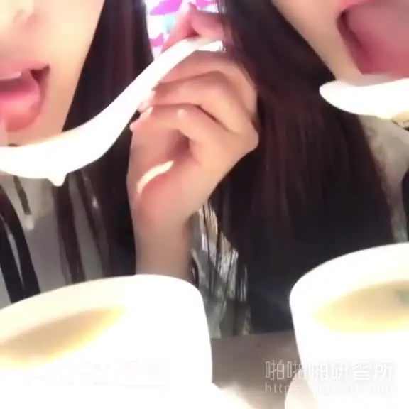 女女相互交叠爱液交织！樱桃小嘴互相慰藉的样子很鹹溼：双头龙也无法满足１