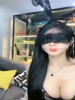 170cm顶尖尤物风骚扭腰，湿身诱惑骚到你欲火焚身！