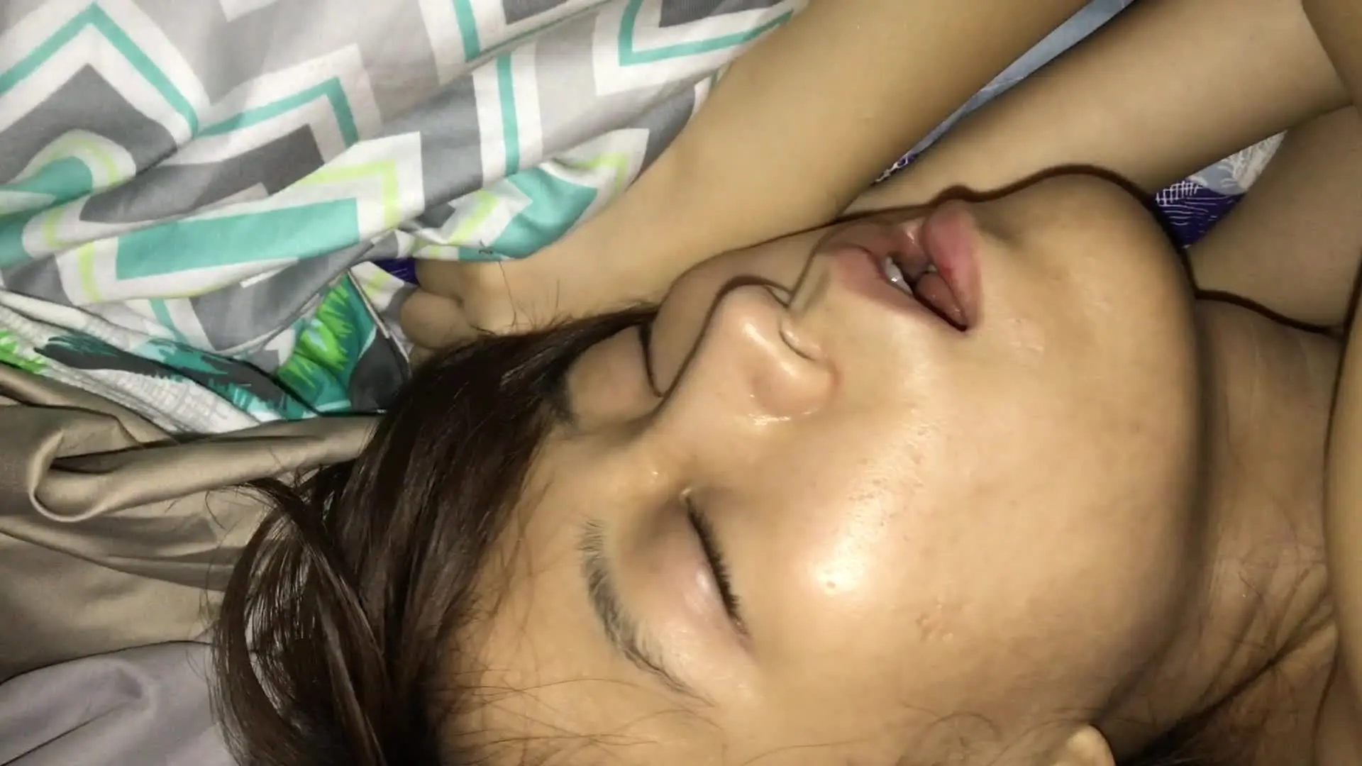 老同学聚会学生时期就互相暧昧的老相好吃完饭约炮少妇喝多呼呼睡拿着屌插嘴屁股坐她脸上让她舔屁眼半脱灰丝一直干到醒