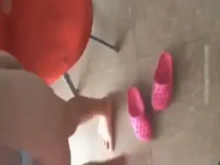 重庆172CM腿长胸大人称骚老娘们的气质美女被微信网友操的淫叫不止,趁美女正高潮时射她一嘴,气的哭了,难得的极品粉嫩鲍鱼!