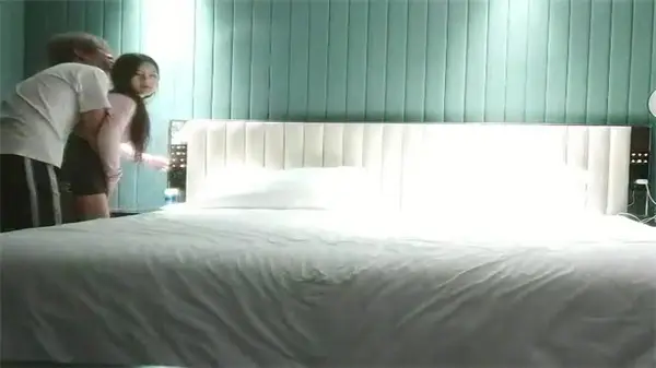 偷拍实录：男主重金约炮高跟肉丝兼职销售美女，激情私密全程