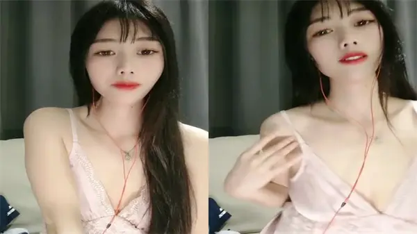 黑丝苗条巨乳骚妇主动求舔，蒙面狼友肆意揉捏奶子猛烈操逼！