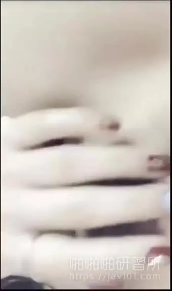 自己的水有甚么不敢舔的? 狂野妹子潮吹后直接沾一口嚐嚐