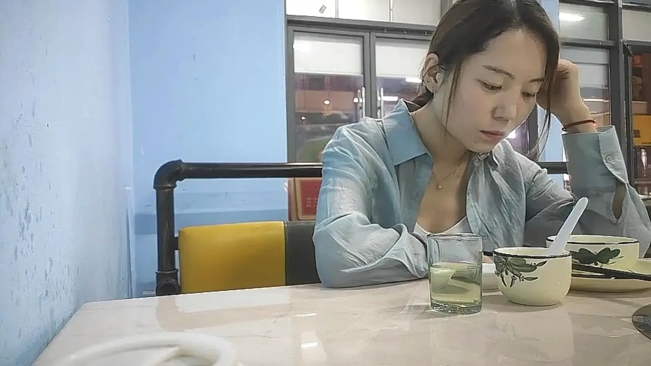 再约珠宝店良家少妇，饭后强吻扒裤扛腿狂操，仙丹加持猛干到腿软！