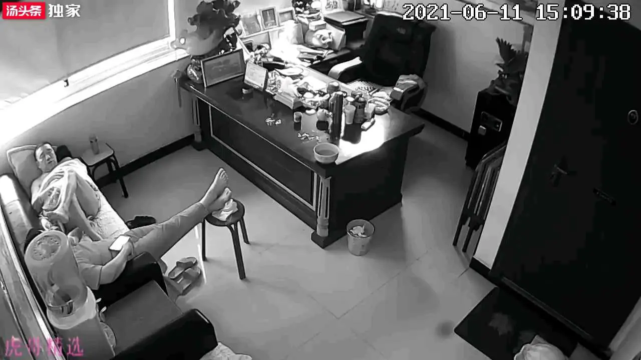 监控破解食堂大姐沦为乡镇领导的玩物，办公室秘密做恶心的勾当