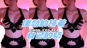 kbj-24062726 使劲的挤着自己的奶