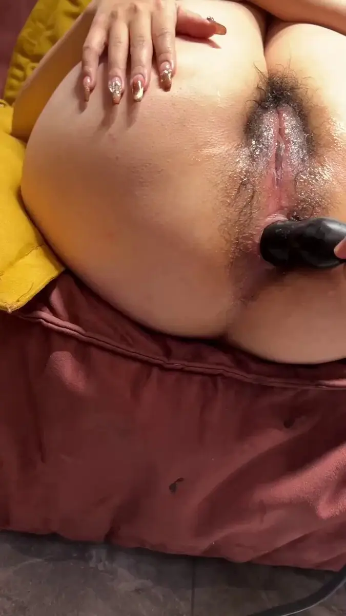 充气肛塞插入菊花调教肥臀肉便器。