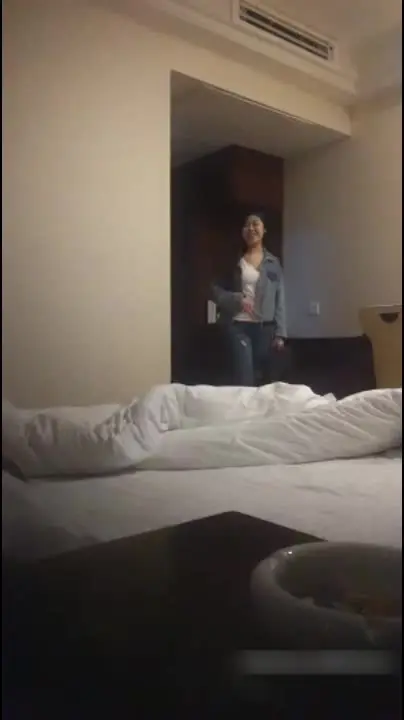 朋友介绍的小区打牌输钱偷偷出来兼职楼凤还债的漂亮良家美女,500元约到酒店各种操逼