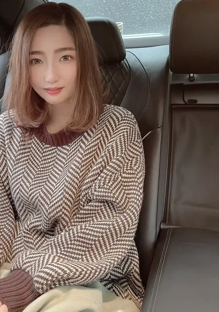 FC2-2720886 潮吹きまくる美人若妻と車内不倫！舌に絡みつく程の精子を出されて「ゴックン」クリトリスを触るだけで飛び散る潮で車内は潮まみれに