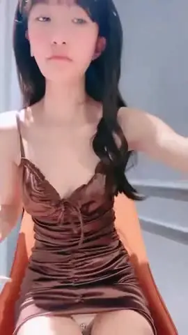 近期下海甜美小姐姐！性感吊带睡衣！细腰美臀大长腿，逼毛杂乱骚穴，掰掰穴假屌骑坐自慰