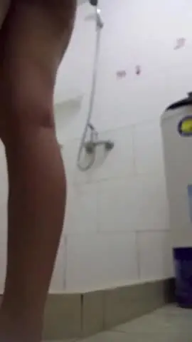 广告写真工作室超多年轻漂亮小姐姐试镜 猥琐摄影师在房间和浴室偸安针孔记录她们换衣和洗澡~37V~（new） 10