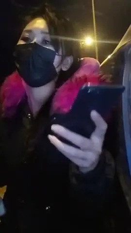 骚气少妇驾车户外啪啪秀停路边口交后入不时有人经过打一炮换一地很是刺激喜欢不要错过