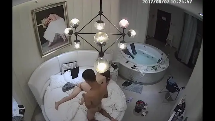 【360水滴TP】白色浴缸房偷拍小伙浴缸上狂操完事女主顾着玩手机没到几分钟又开搞第二炮