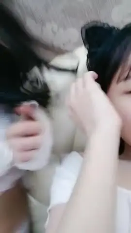 女神颜值姐妹花【无敌兔兔】双女诱惑，吊带红色丝袜，顶级美腿，揉捏奶子假屌插穴，互揉奶子很嗨