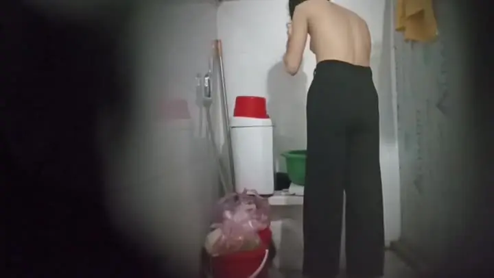 偷拍合租妹子洗澡 抠了脚的手不洗又直接抠逼 这个逼不敢生吃了 怕有脚气