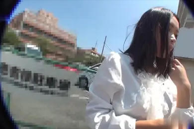 金钱诱惑少妇街上抠逼实拍