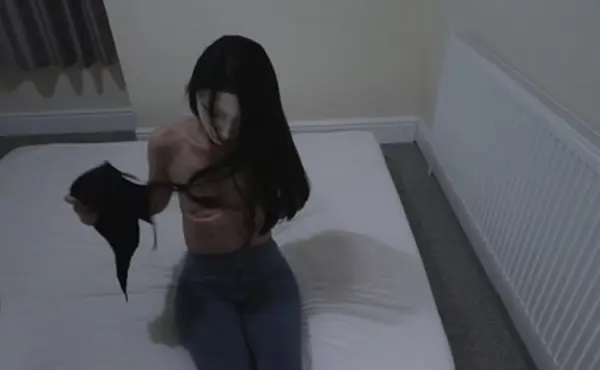 在公园里遇见一位美丽的残疾女孩，天呐，她竟然是处女_Sad Miss