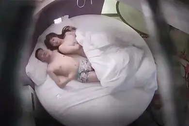 上帝视角偷拍乐橙大叔老牛吃嫩草和白嫩小三开房偷情刚骑上几下就射了