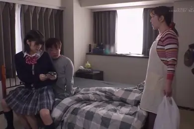 男孩子气的妹妹最近穿上了裙子为了在不被父母发现的情况下偷偷做爱一边躲在沙发的死角一边跨上我和哥哥