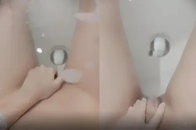 小妹妹在浴室里自慰鲍鱼