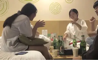 国产【91约妹达人】打入某学校女生寝室，一起来酒店喝酒聊天，留下小美女激情干炮!!
