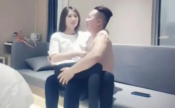 【赵总寻花】非常爱笑的清纯开朗小美女，脱下白色短衫，近景激情交合