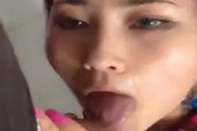 女友喝尿后帮我口交
