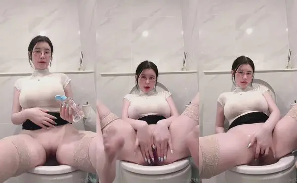 Cocopie0218s Quick Pussy Rub In The Toilet