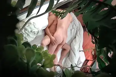 酒店偷窥主题酒店绿叶房偷拍大叔吃宵夜灌醉嫩妹子开房各种玩弄草逼