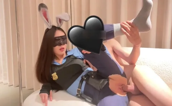 【尼克狐尼克，你被捕了！】这身材cos兔子警官太完美了，而且还特别的骚！主动要鸡巴抽自己，原来是个小M，无套快射的时候拔出来射了满衣服精液！