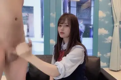 日本素人女学生在魔镜房给男人打手枪