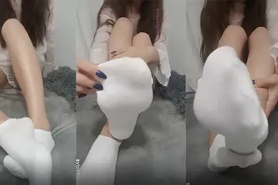 妹子对着镜头玩着她的鲍鱼