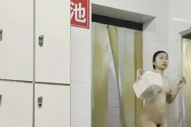 浴室更衣室近距离偷拍几个身材不错的年轻妹子换衣服
