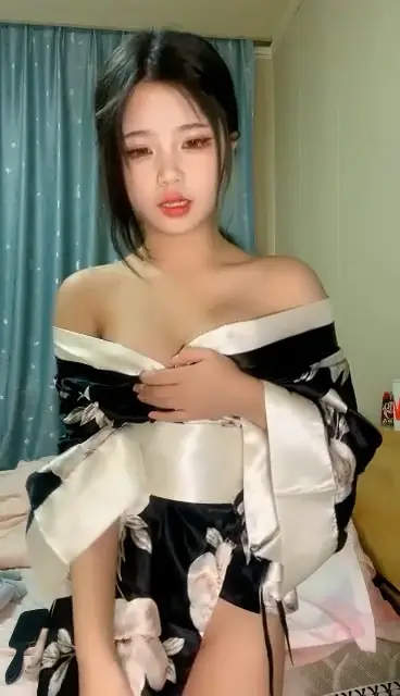 甜美少女炮友操逼！娇小身材粉嫩小穴！黑丝袜张开双腿，从下往上视角，后入慢慢操，低低呻吟娇喘