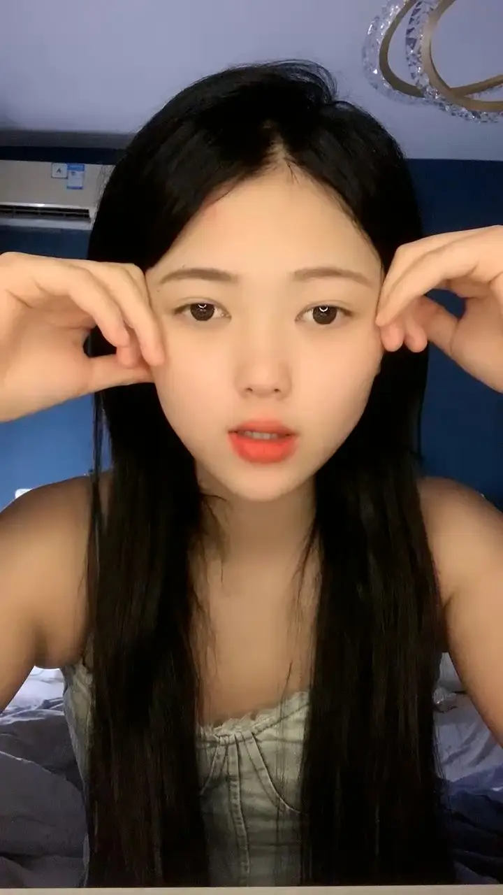 新人下海呆萌花臂妹妹！无毛一线天嫩穴！怼在镜头前扣阴蒂，掰开手指扣弄，水声哗哗，娇喘呻吟