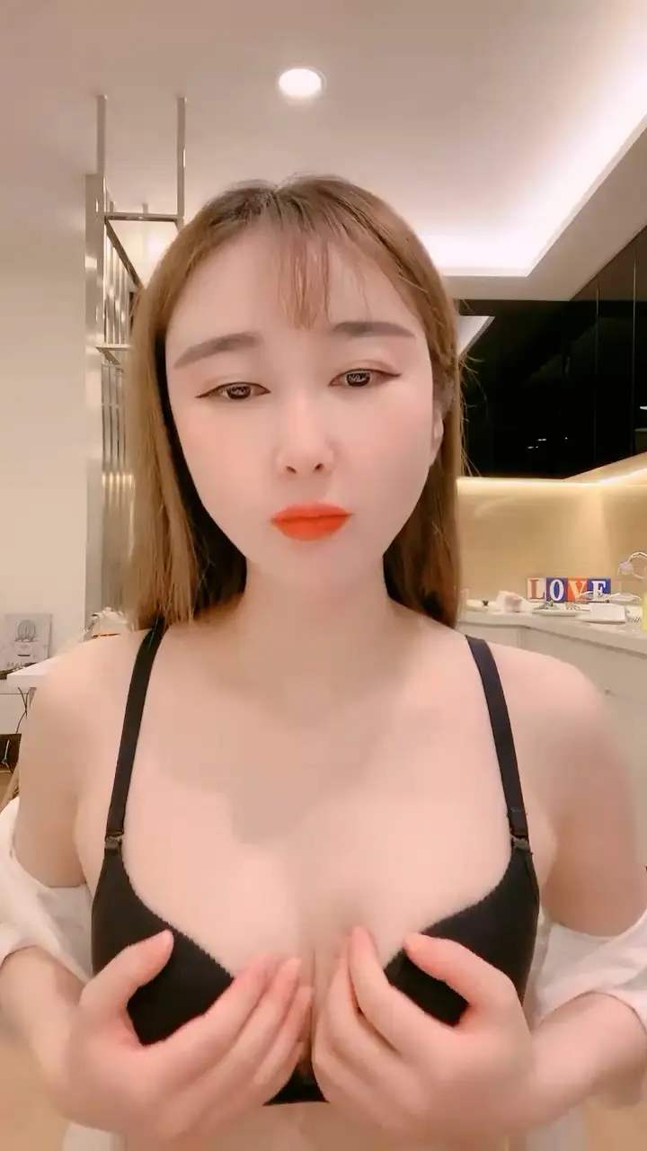 9分颜值极品美女！全身粉嫩展示身材！多毛骚穴自摸，洞口张开好像被操，翘起屁股浪叫呻吟