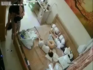 【年终猛料】男子睡梦中被老婆强上被榨干起不来了孩子丈母娘都旁边睡觉_
