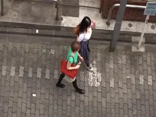 CLUB_憋住聲音不要讓在旁邊的朋友發現的巨乳人妻精油按摩