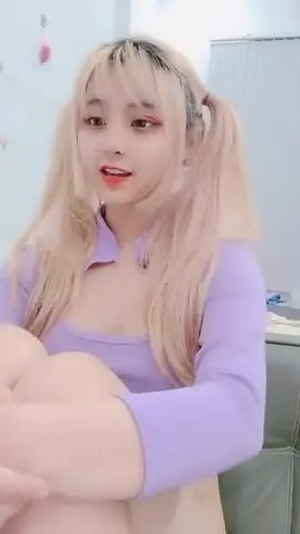 双马尾黄发腰细胸大越南卡哇伊萌妹，逼逼微毛震动棒抽插，口交舔弄骑乘猛操晃动奶子后入大屁股